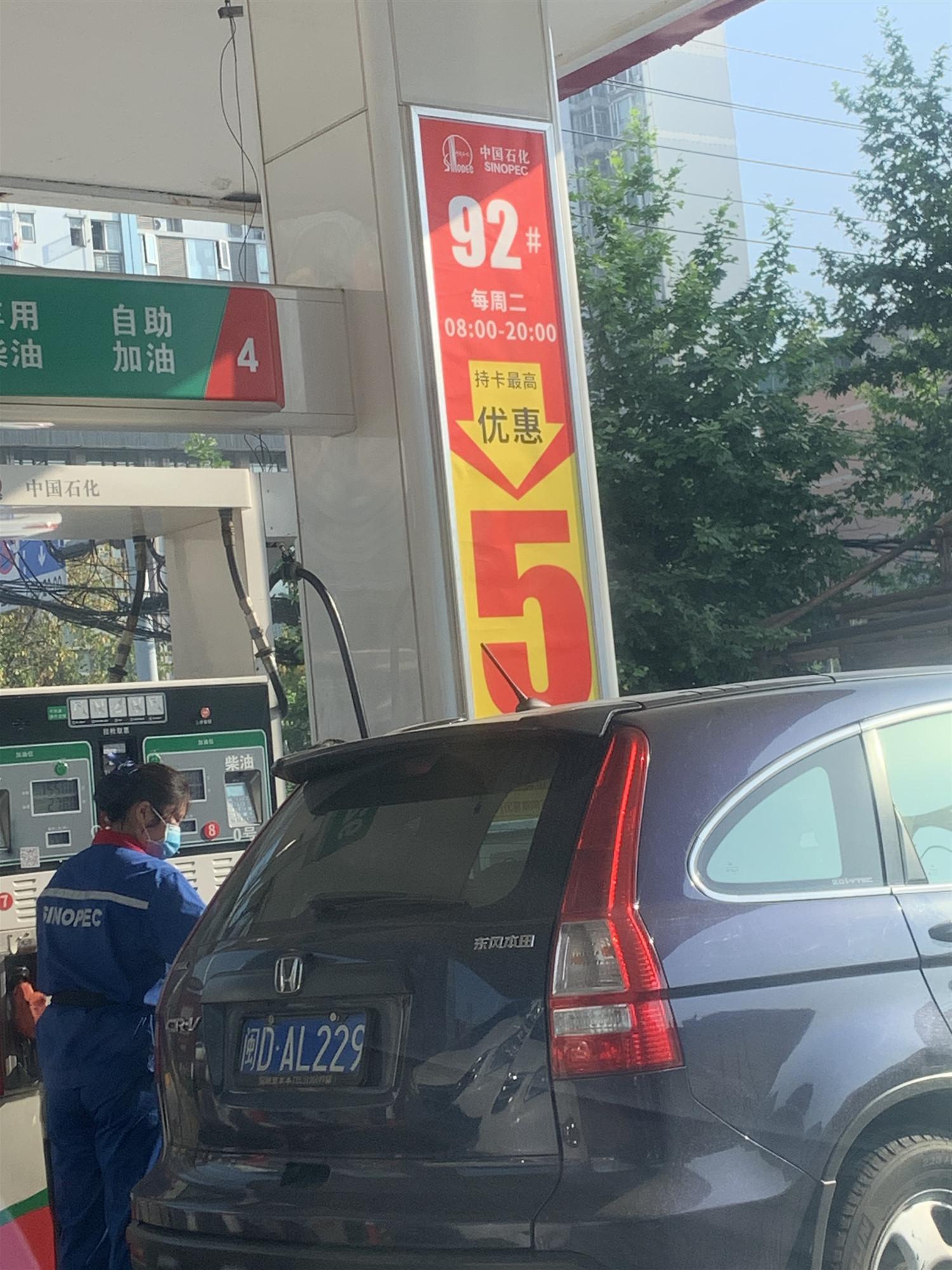 最新成品油價格調(diào)整信息及小巷探秘，特色小店的奇妙之旅