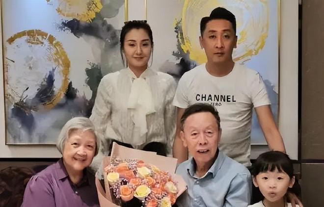 黃俊英最新小品視頻，喜劇的魅力與深度探討展現(xiàn)舞臺(tái)風(fēng)采