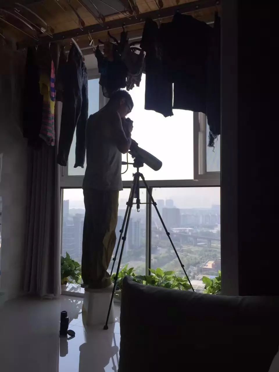 警惕技校偷拍現(xiàn)象，呼吁尊重隱私，拒絕傳播色情內(nèi)容