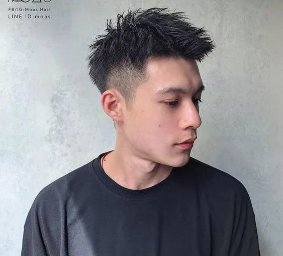 最新男生發(fā)型流行趨勢(shì)，時(shí)尚潮流演變與影響下的發(fā)型推薦